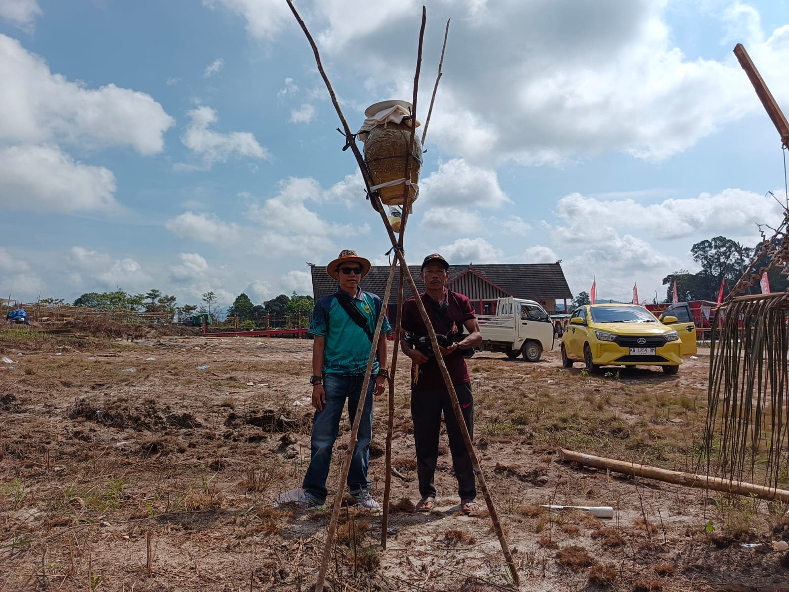 Melakukan Ritual Pipis dan Penurunan Mandoh Gawai Munjong Raya I di Rumah Radakng Munggu Tapis – Tayan