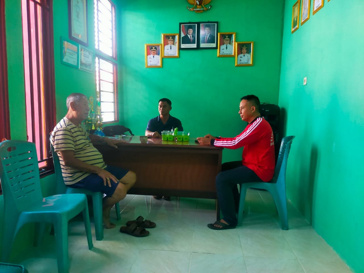 Patinggi Huludampar dan Kades Subah memfasilitasi pertemuan PT.SKR dengan Rio Sepuh Adat – Tayan Hilir