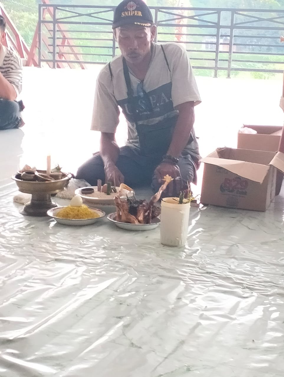 Puawang Agok Dayak Tobag melakukan Ritual Pembubaran Panitia Pelaksana Gawai – Tayan