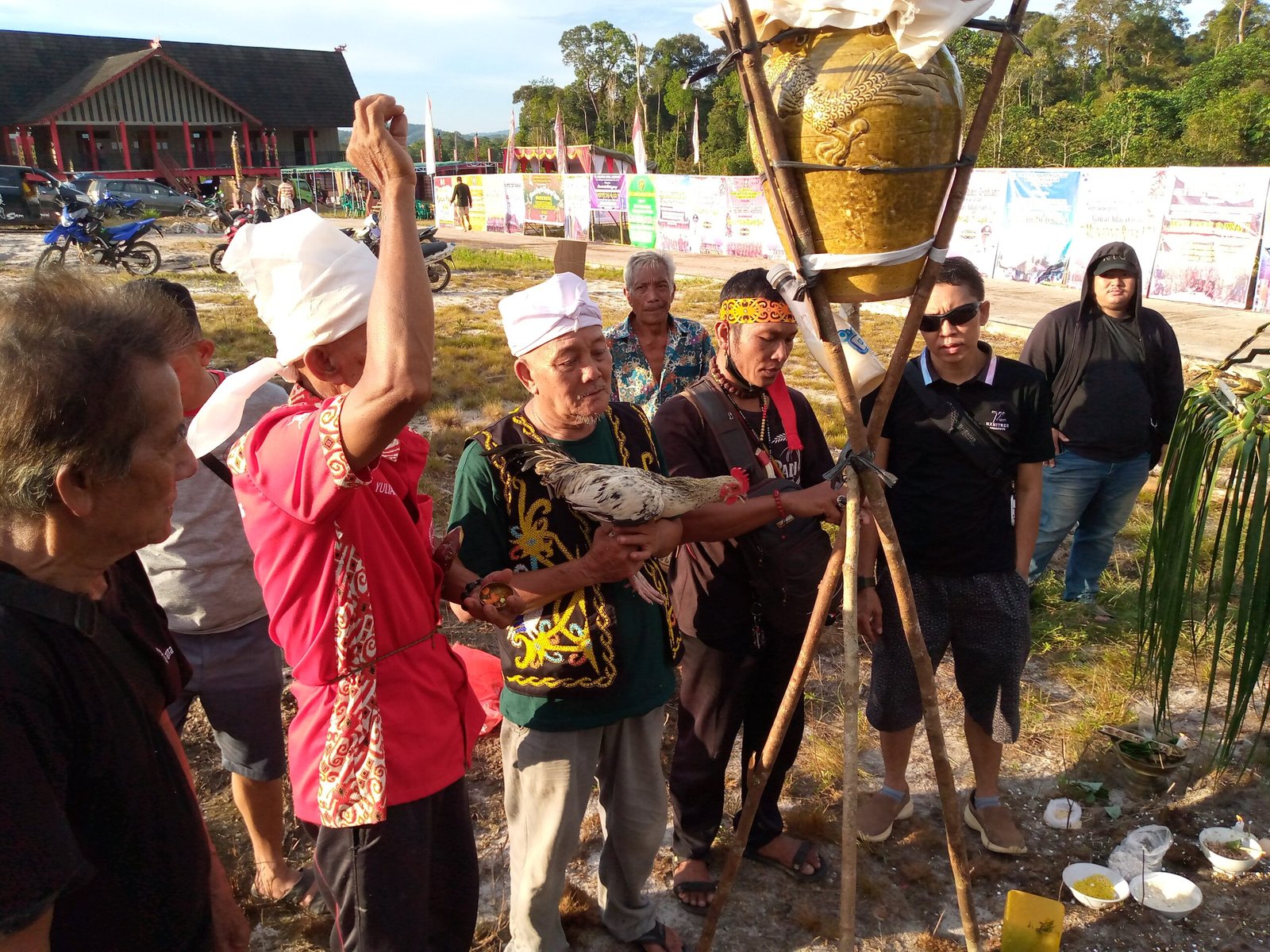 Melakukan Ritual Ancak dan Pendirian Mandoh Gawai Munjong Raya I  – Tayan