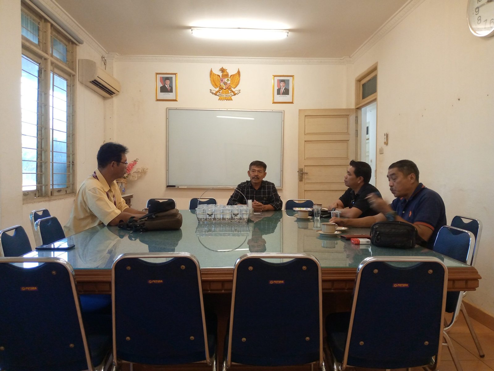 Mendampingi Tumenggung Adat Desa Beginjan di PMKS PT.SBI terkait penyegelan aset PT MKP – Tayan Hilir