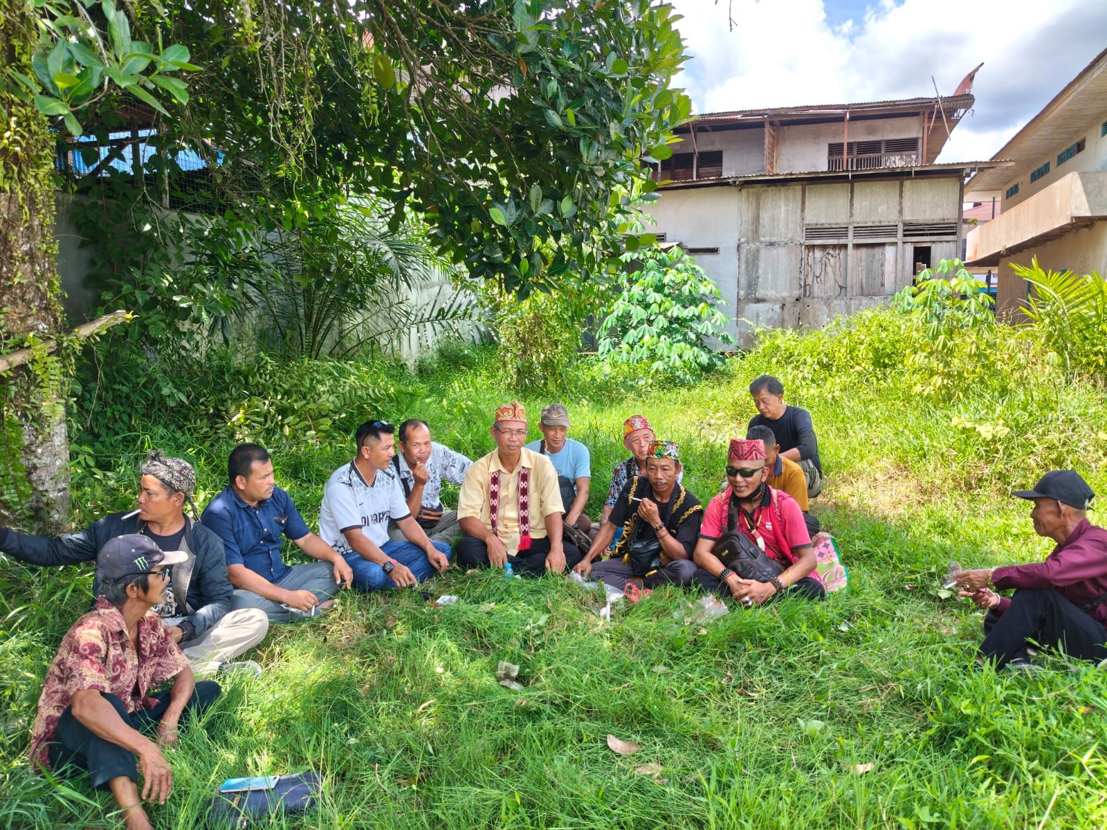 Melaksanakan Ritual Ngawah Tanah untuk Dango Singkap – Tayan