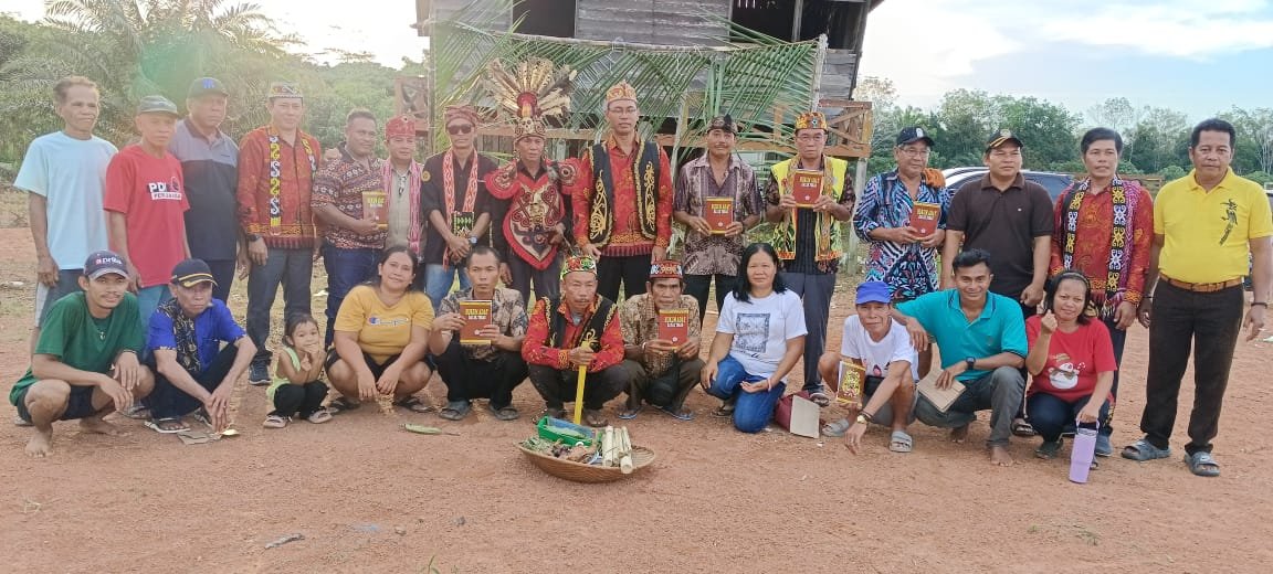 Melaksanakan Sosialisasi Adat dan Pengukuhan Pengurus Adat di Desa Labai Hilir – Simpang Hulu, Ketapang