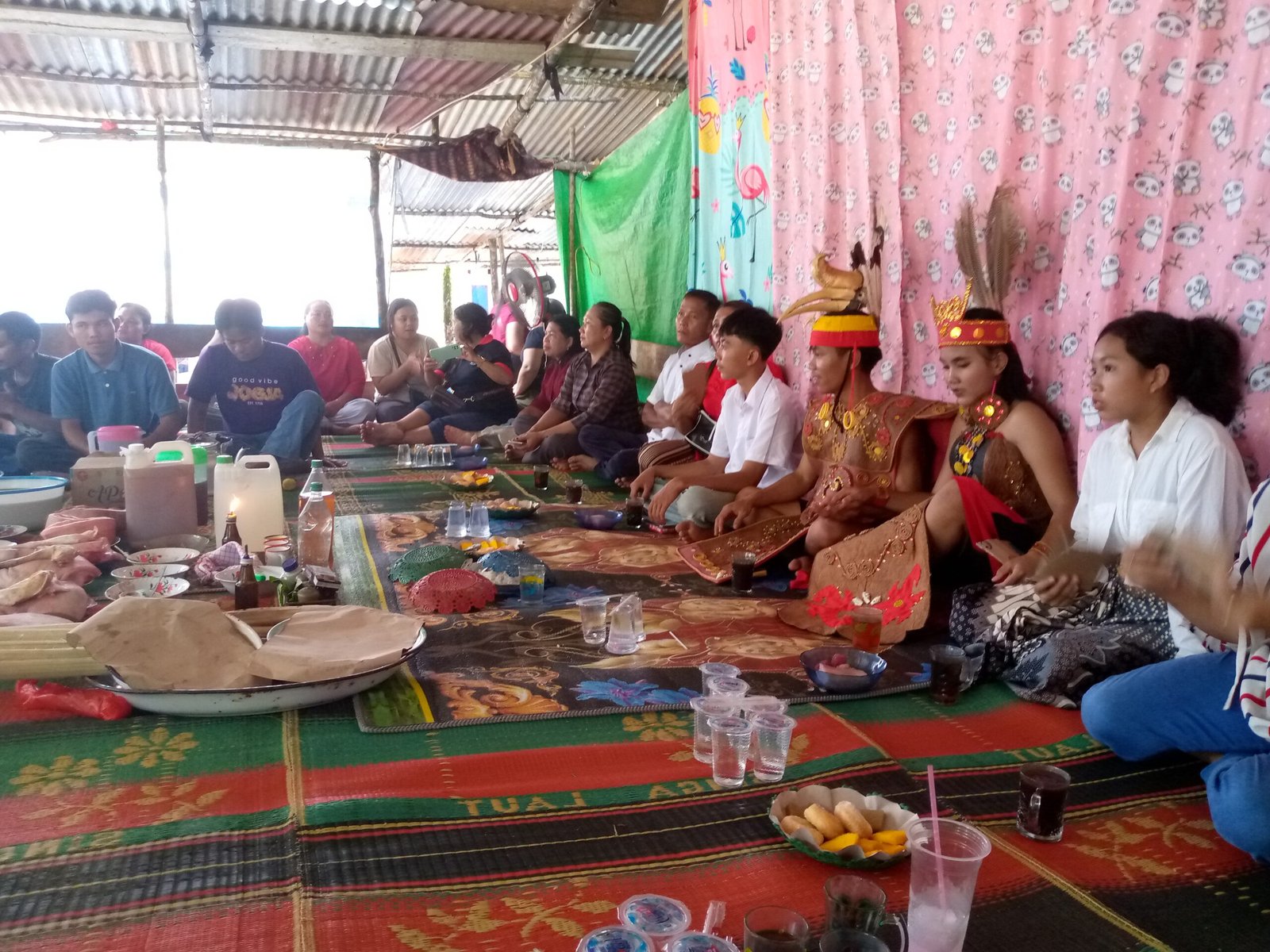 Mendampingi Plt. Mangku Adat Benua Mangku Kamit dalam acara Adat Pernikahan di Dusun Kelekak Desa Melobok – Meliau